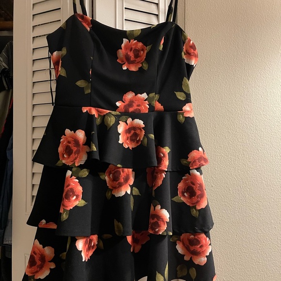 Cute key hole back dress! - Picture 2 of 2